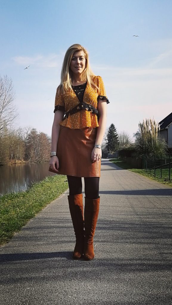 ootd, look, lookbook, blog mode, blogueuse mode, jupe en cuir, look vintage, bottes lacées, bottes suédine, col claudine, chemise volants, veste jaune 