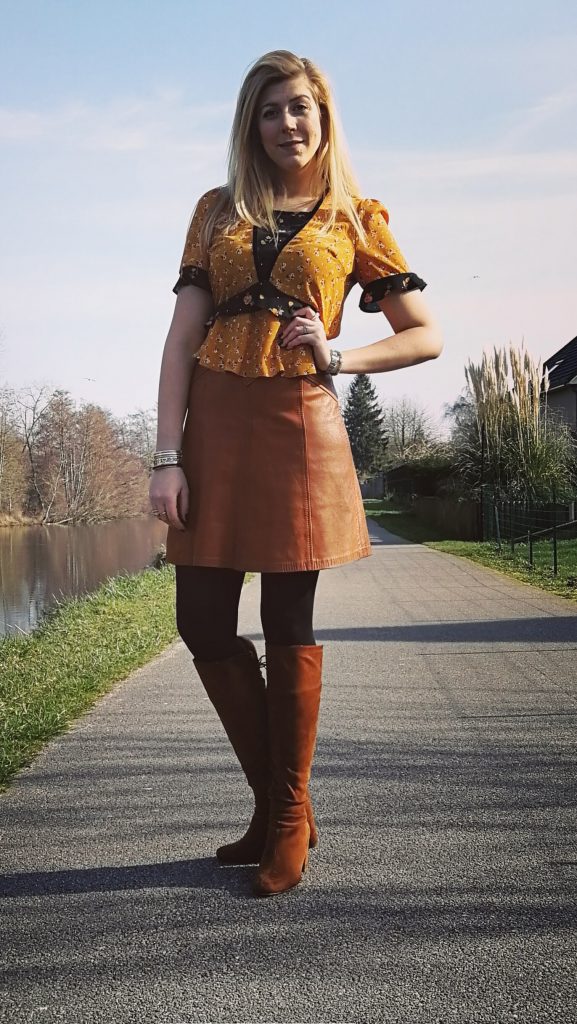 ootd, look, lookbook, blog mode, blogueuse mode, jupe en cuir, look vintage, bottes lacées, bottes suédine, col claudine, chemise volants, veste jaune 