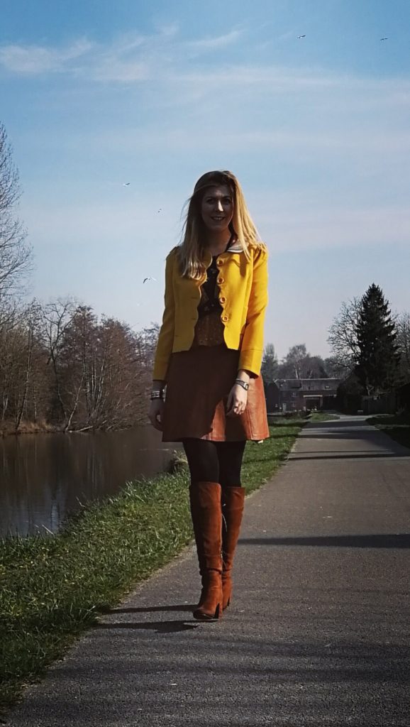 ootd, look, lookbook, blog mode, blogueuse mode, jupe en cuir, look vintage, bottes lacées, bottes suédine, col claudine, chemise volants, veste jaune 