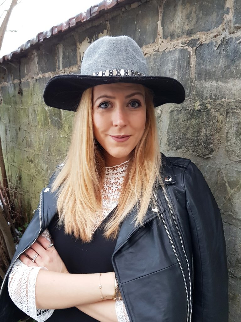 robe chemise, robe dentelle, look noir et blanc, black & white, outfit, ootd, ootn, party look, tenue de soirée, look rock, glamrock, perfecto cuir, fedora, cuissardes suédine, blog mode, blogueuse mode, missglamazone