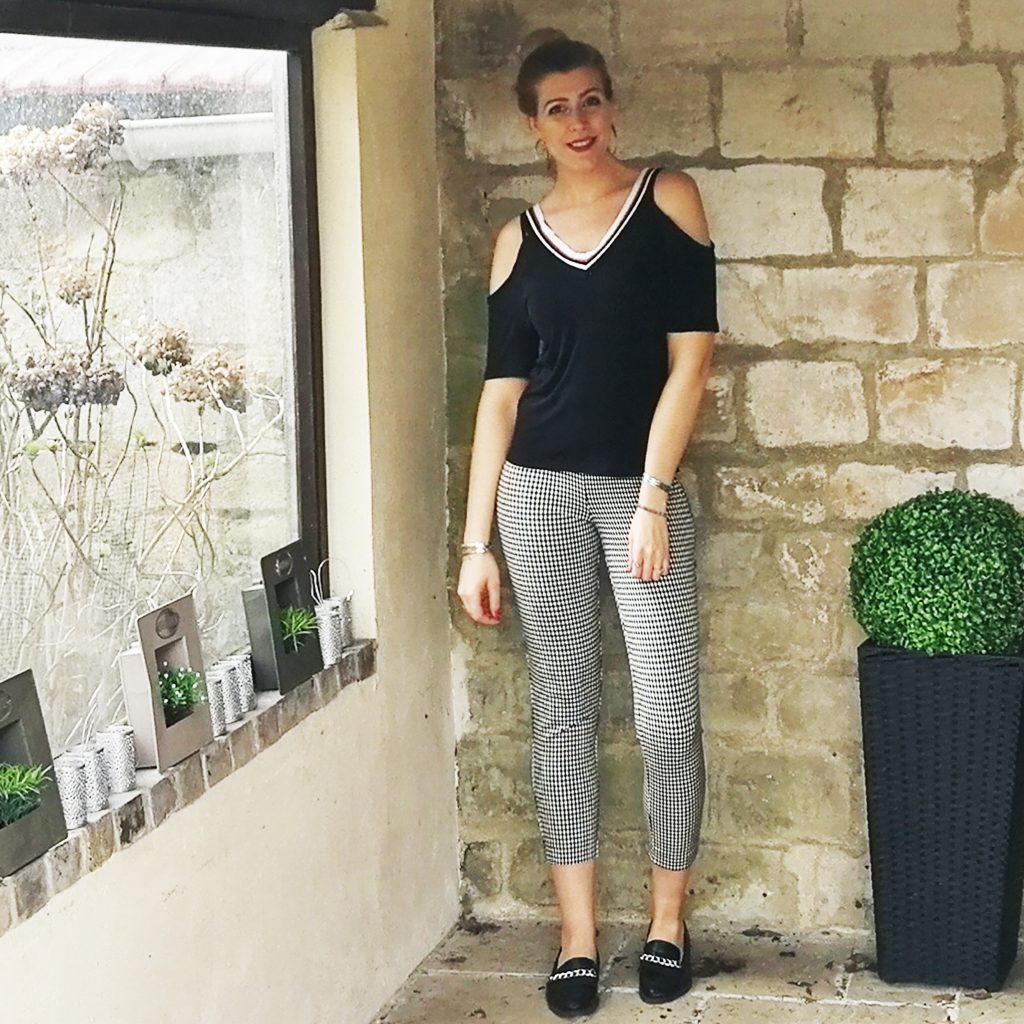 look, ootd, ootn, tenue du jour, look du jour, inspiration look, pantalon vichy pin up, veste boyfriend, blazer oversize, top épaules dénudées, mocassins chaines, look preppy, preppy rock, rockabilly, blogueuse mode, blog mode