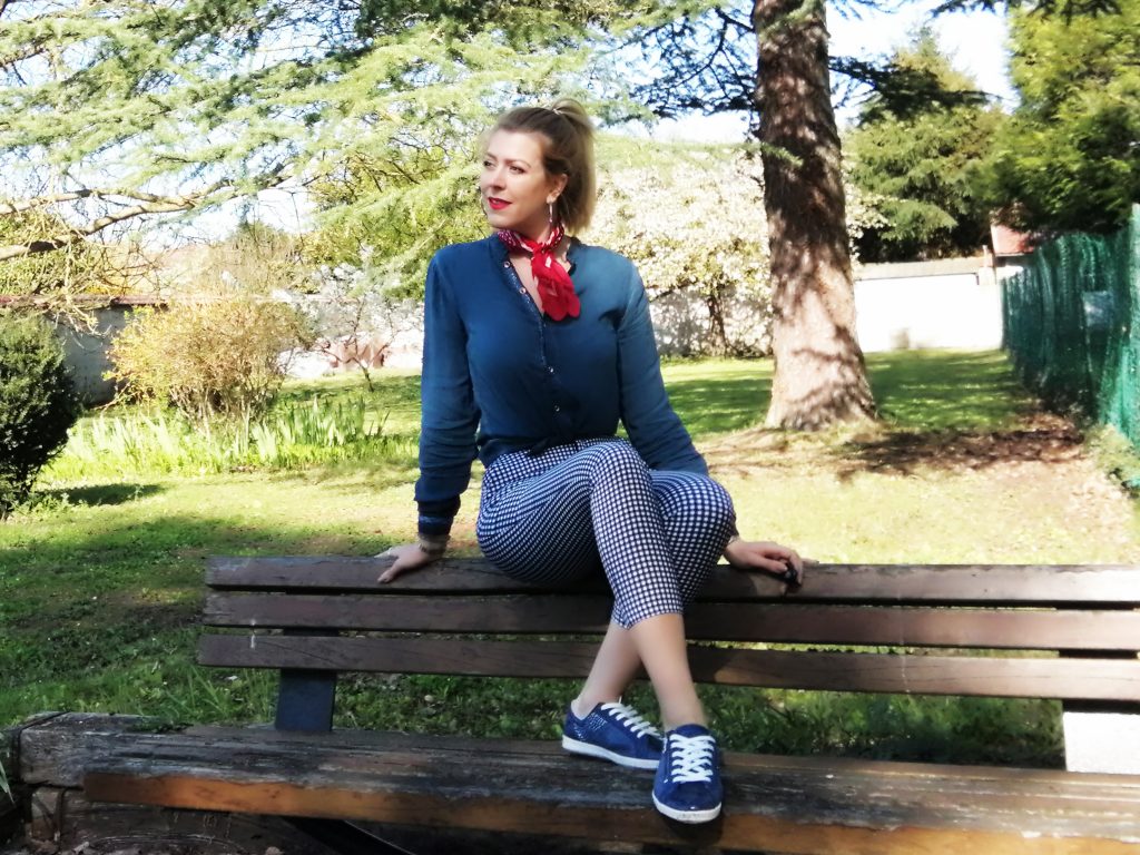 pin up, pantalon vichy, look retro, look sixties, foulard noué, bandana cou, look bleu, total look bleu, blog mode, blogueuse mode, rockabilly, 