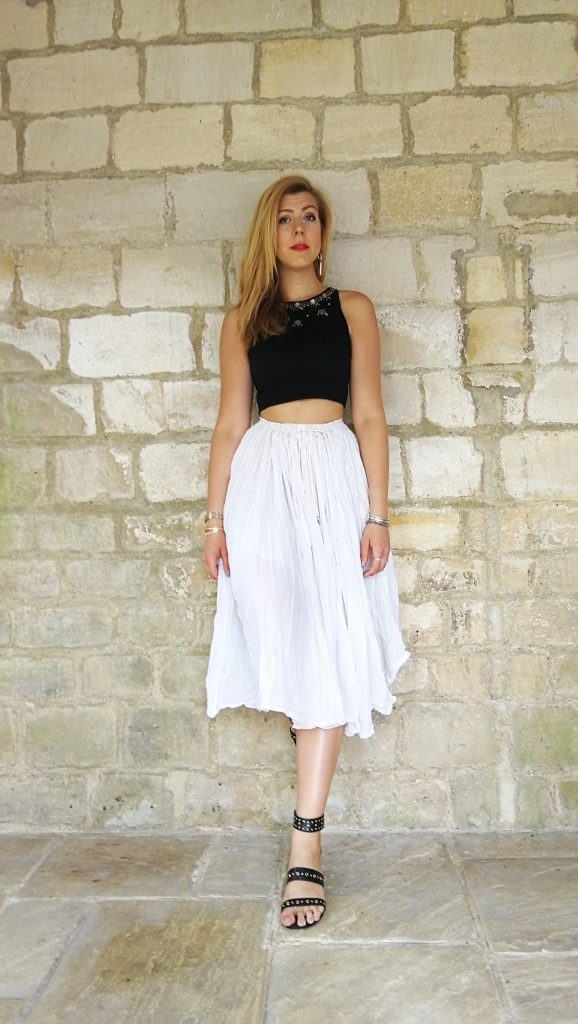 crop top, look bohème, look gipset, tenue du jour, look du jour, jupe boheme, look boho, style boheme, sandales clous, sandales oeillets, boucles d'oreilles marbre, look été femme, tenue d'été femme, black & white, noir et blanc, blog mode, blogueuse mode