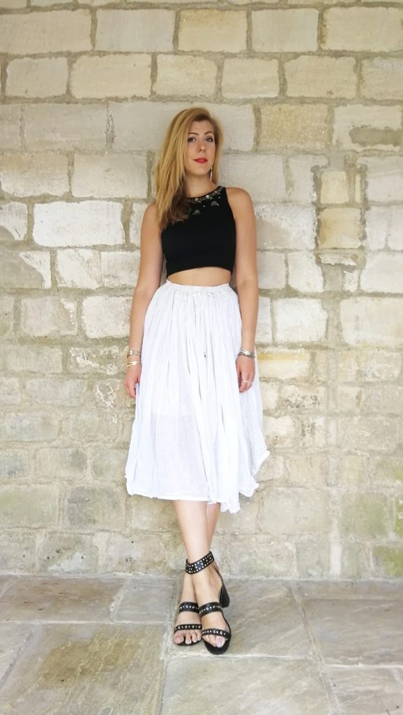 crop top, look bohème, look gipset, tenue du jour, look du jour, jupe boheme, look boho, style boheme, sandales clous, sandales oeillets, boucles d'oreilles marbre, look été femme, tenue d'été femme, black & white, noir et blanc, blog mode, blogueuse mode