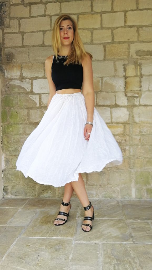 crop top, look bohème, look gipset, tenue du jour, look du jour, jupe boheme, look boho, style boheme, sandales clous, sandales oeillets, boucles d'oreilles marbre, look été femme, tenue d'été femme, black & white, noir et blanc, blog mode, blogueuse mode