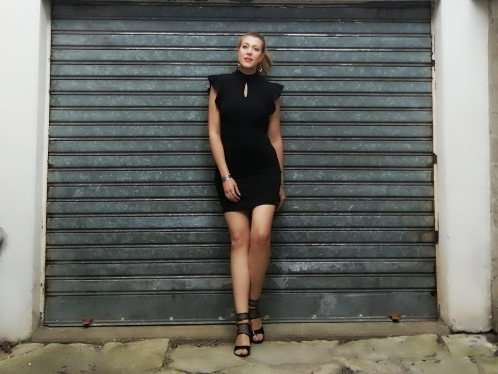 look soirée, tenue sortie femme, ootn, outfit, tenue du jour, idée look femme, tenue de cérémonie femme, look de soirée, blog mode, blogueuse mode, robe bodycon, escarpins vernis, robe volants, total look black