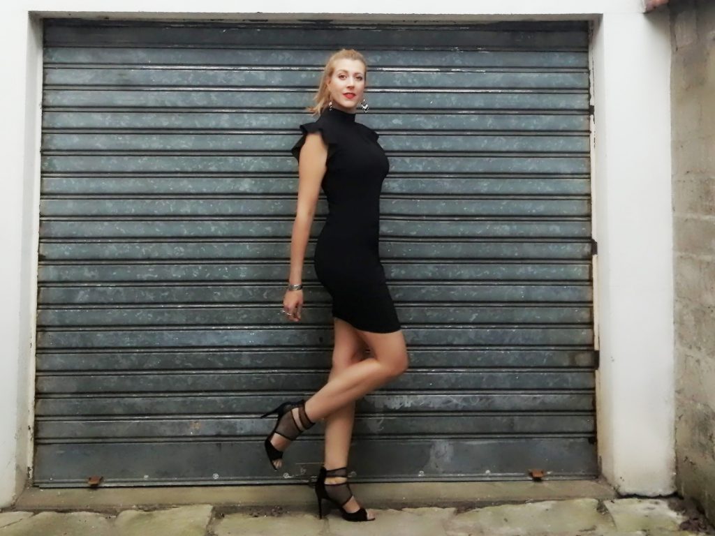 look soirée, tenue sortie femme, ootn, outfit, tenue du jour, idée look femme, tenue de cérémonie femme, look de soirée, blog mode, blogueuse mode, robe bodycon, escarpins vernis, robe volants, total look black