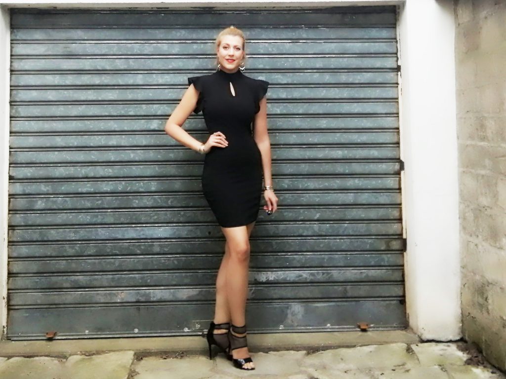 look soirée, tenue sortie femme, ootn, outfit, tenue du jour, idée look femme, tenue de cérémonie femme, look de soirée, blog mode, blogueuse mode, robe bodycon, escarpins vernis, robe volants, total look black