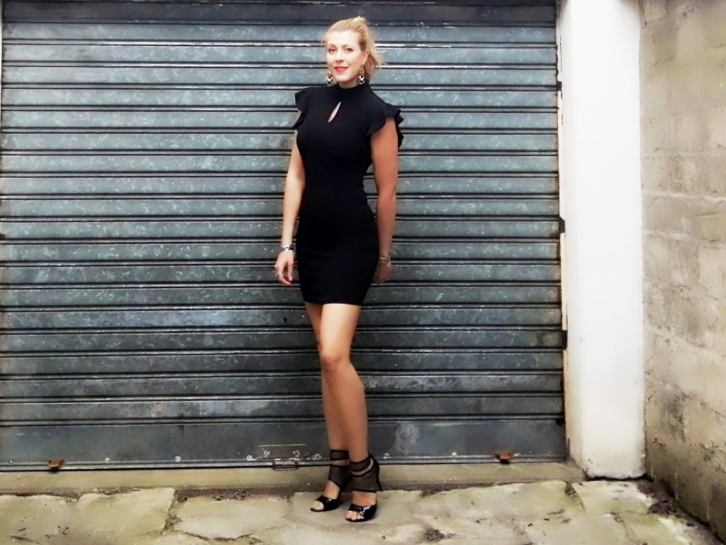 look soirée, tenue sortie femme, ootn, outfit, tenue du jour, idée look femme, tenue de cérémonie femme, look de soirée, blog mode, blogueuse mode, robe bodycon, escarpins vernis, robe volants, total look black