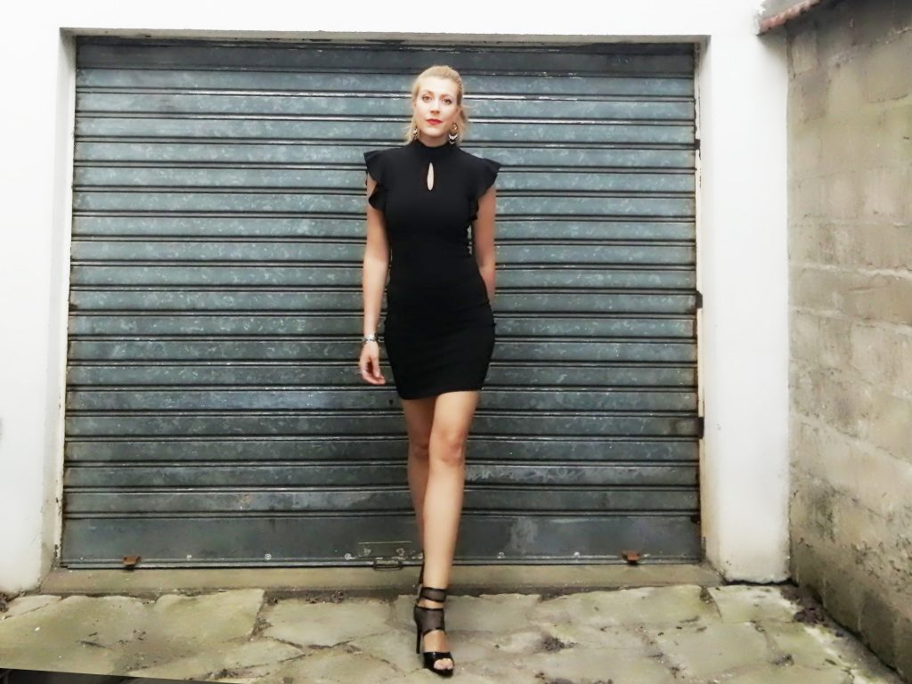 look soirée, tenue sortie femme, ootn, outfit, tenue du jour, idée look femme, tenue de cérémonie femme, look de soirée, blog mode, blogueuse mode, robe bodycon, escarpins vernis, robe volants, total look black