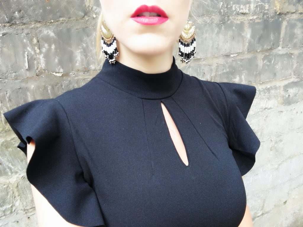 look soirée, tenue sortie femme, ootn, outfit, tenue du jour, idée look femme, tenue de cérémonie femme, look de soirée, blog mode, blogueuse mode, robe bodycon, escarpins vernis, robe volants, total look black