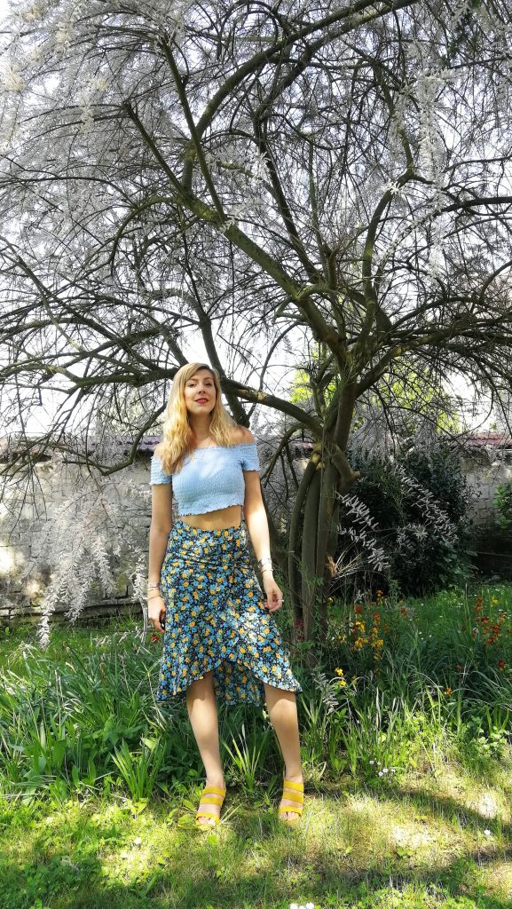 gypset, gitana, gitan style, bohemian style, latino girl, look, ootd, tenue du jour, look du jour, idée tenue femme, look d'un jour, ootn, crop top froncé, jupe volants, liberty, sandales jaunes, crop top en ville, blog mode, blogueuse mode, missglamazone