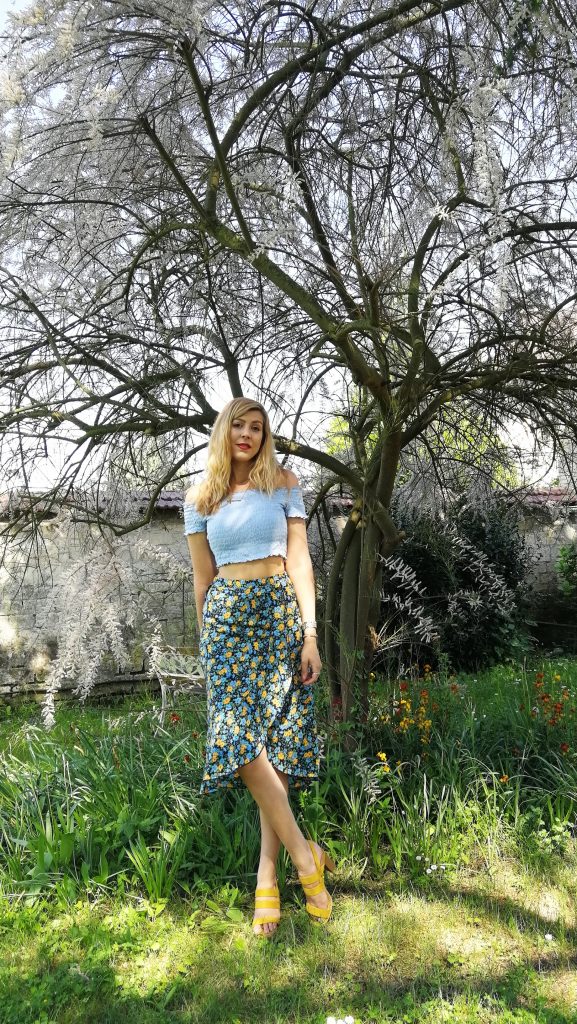 gypset, gitana, gitan style, bohemian style, latino girl, look, ootd, tenue du jour, look du jour, idée tenue femme, look d'un jour, ootn, crop top froncé, jupe volants, liberty, sandales jaunes, crop top en ville, blog mode, blogueuse mode, missglamazone