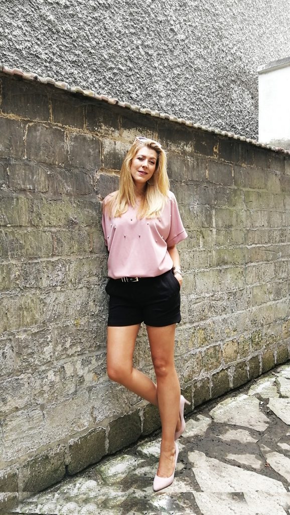 Look, lookbook, ootd, tenue du jour, look du jour, short, short habillé, top perles, look décontracté chic, idée look été, tenue de bureau été, blogueuse mode 