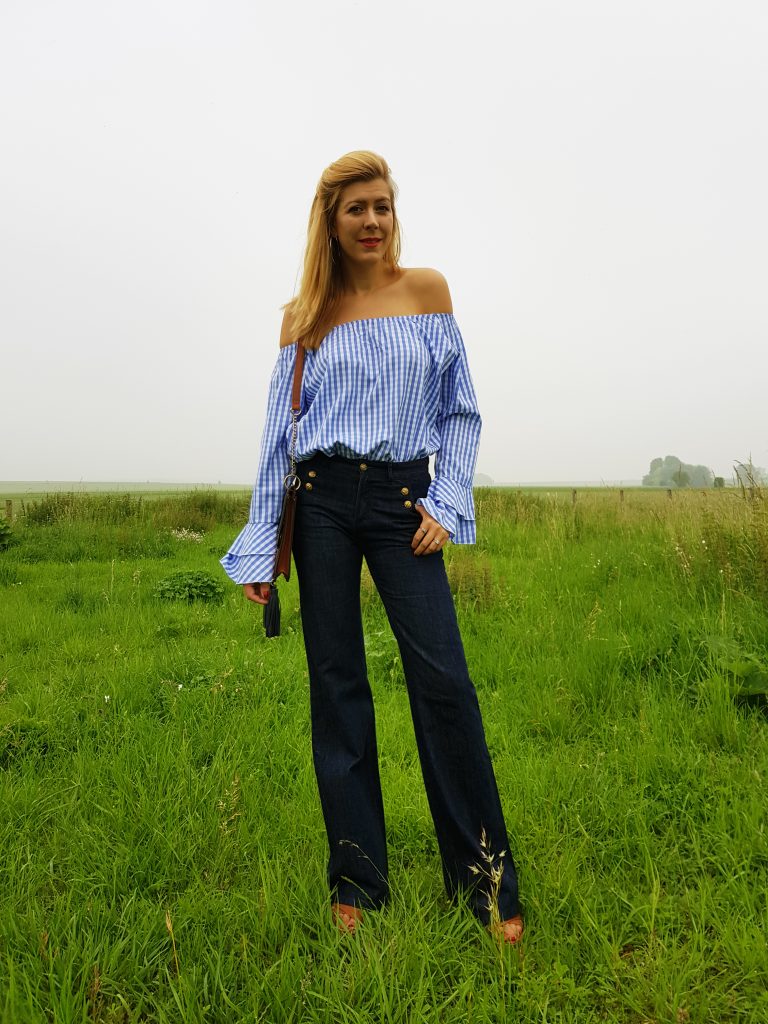 jean flare, jean à ponts, top bardot, blouse vichy, blouse rétro, blouse romantique, sandales compensées, look seventies, look inspiration vintage, look rétro, blog mode, blogueuse mode