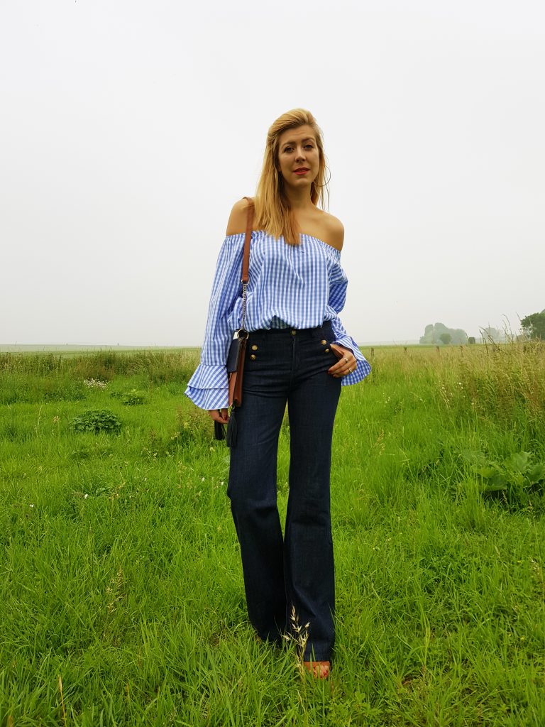 jean flare, jean à ponts, top bardot, blouse vichy, blouse rétro, blouse romantique, sandales compensées, look seventies, look inspiration vintage, look rétro, blog mode, blogueuse mode