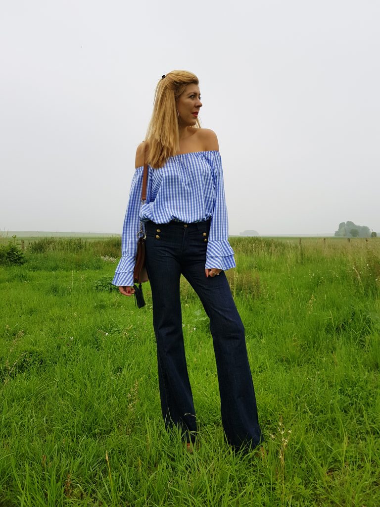 jean flare, jean à ponts, top bardot, blouse vichy, blouse rétro, blouse romantique, sandales compensées, look seventies, look inspiration vintage, look rétro, blog mode, blogueuse mode