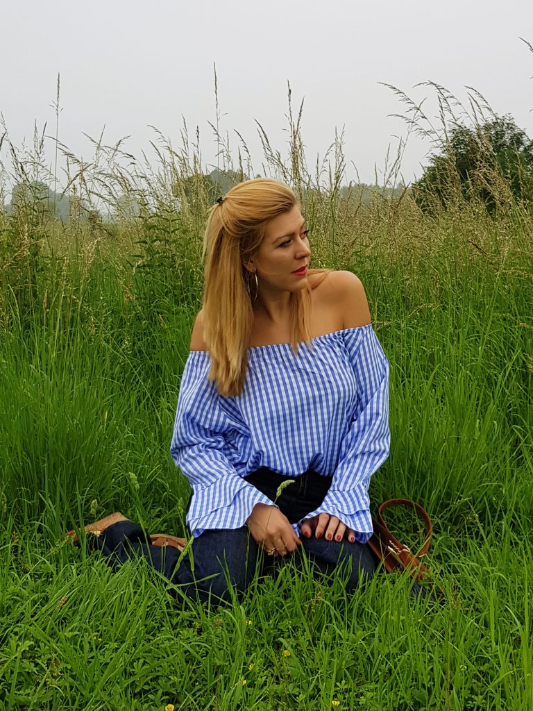 jean flare, jean à ponts, top bardot, blouse vichy, blouse rétro, blouse romantique, sandales compensées, look seventies, look inspiration vintage, look rétro, blog mode, blogueuse mode