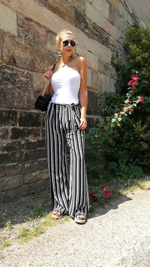 pantalon palazzo, pantalon fluide été, top bustier, bustier blanc, sandales pierres précieuses, sandales compensées, lunettes aviator, rayban, stradivarius, babou, rebecca minkoff, sac capitonné, sac perles, look canicule, ootd, lookbook, tenue du jour, idée look, tenue travail canicule femme, classe en plein cagnard, blog mode, blogueuse mode, look mariage décontracté, look cérémonie été