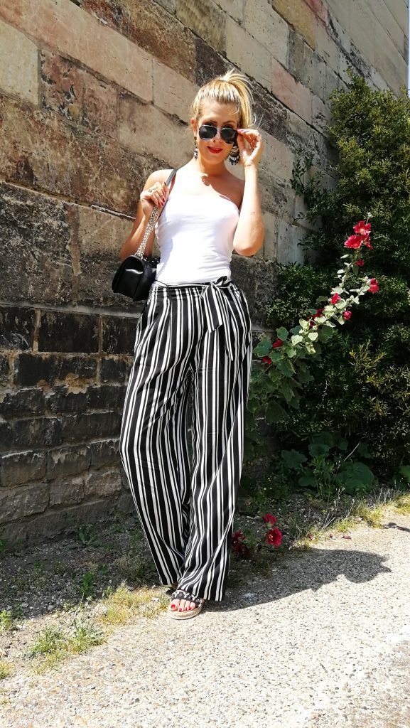 pantalon palazzo, pantalon fluide été, top bustier, bustier blanc, sandales pierres précieuses, sandales compensées, lunettes aviator, rayban, stradivarius, babou, rebecca minkoff, sac capitonné, sac perles, look canicule, ootd, lookbook, tenue du jour, idée look, tenue travail canicule femme, classe en plein cagnard, blog mode, blogueuse mode, look mariage décontracté, look cérémonie été