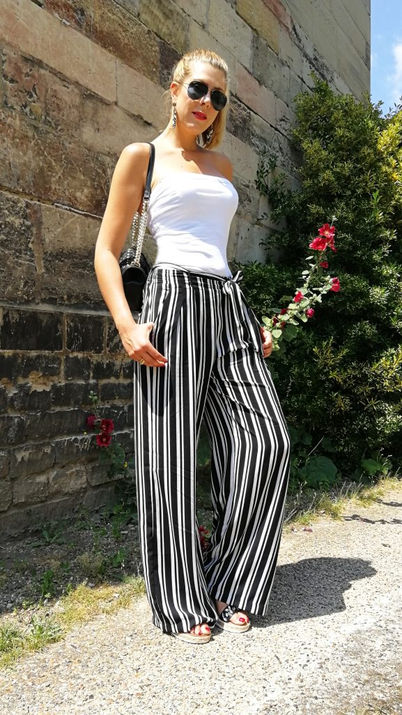 pantalon palazzo, pantalon fluide été, top bustier, bustier blanc, sandales pierres précieuses, sandales compensées, lunettes aviator, rayban, stradivarius, babou, rebecca minkoff, sac capitonné, sac perles, look canicule, ootd, lookbook, tenue du jour, idée look, tenue travail canicule femme, classe en plein cagnard, blog mode, blogueuse mode, look mariage décontracté, look cérémonie été