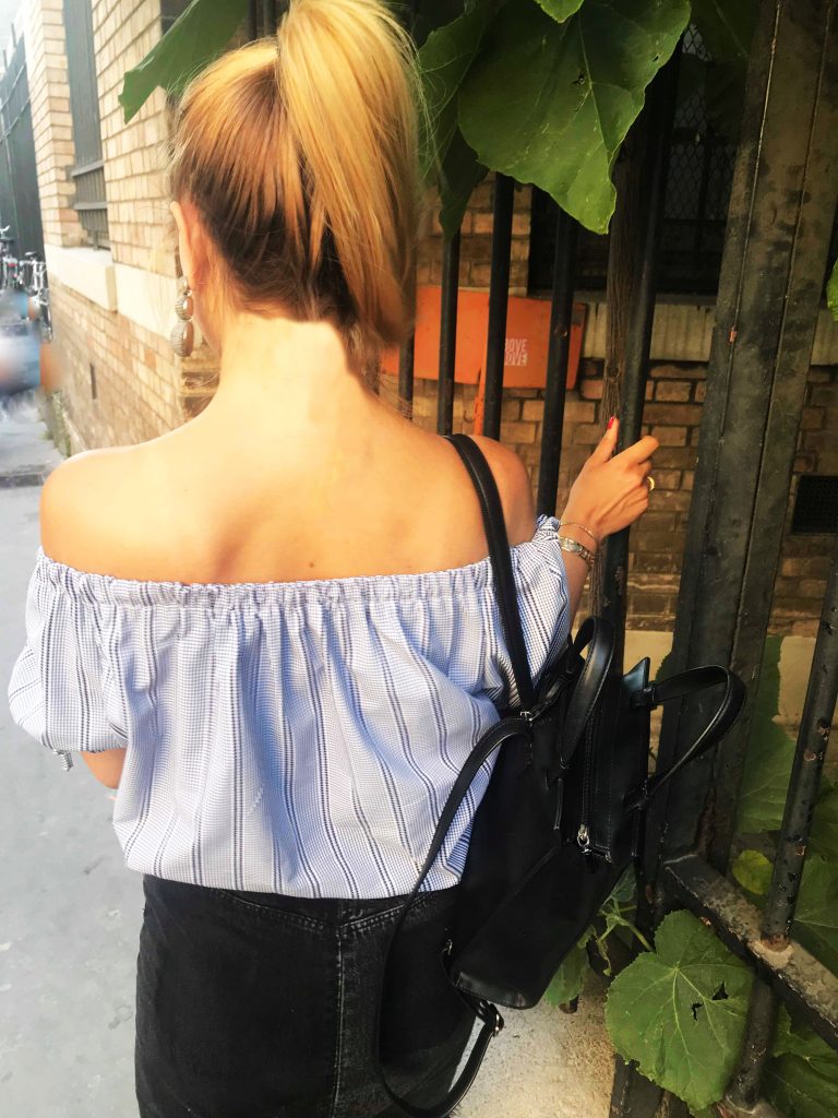 look, lolita, top bardot, off shoulders look, epaule d&nudée look, tenue du jour, inspiration mode, tenue été 2018, look soirée entre amis été, tenue été, jupe en jean noir, top à carreaux, sandales oeillets, sac à dos femme, vintage, retro, seconde main, pieds de poule, vichy, ninetees, blog mode, blogueuse mode