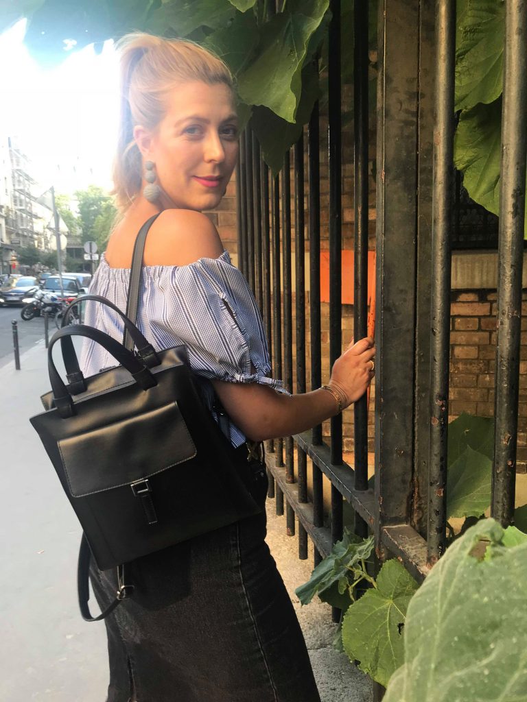 look, lolita, top bardot, off shoulders look, epaule d&nudée look, tenue du jour, inspiration mode, tenue été 2018, look soirée entre amis été, tenue été, jupe en jean noir, top à carreaux, sandales oeillets, sac à dos femme, vintage, retro, seconde main, pieds de poule, vichy, ninetees, blog mode, blogueuse mode