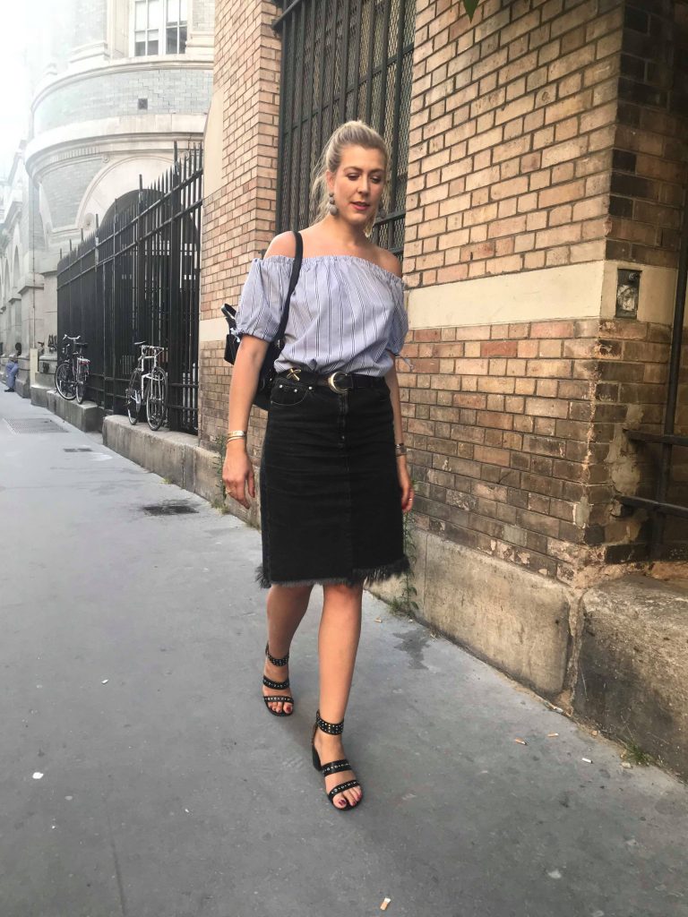 look, lolita, top bardot, off shoulders look, epaule d&nudée look, tenue du jour, inspiration mode, tenue été 2018, look soirée entre amis été, tenue été, jupe en jean noir, top à carreaux, sandales oeillets, sac à dos femme, vintage, retro, seconde main, pieds de poule, vichy, ninetees, blog mode, blogueuse mode