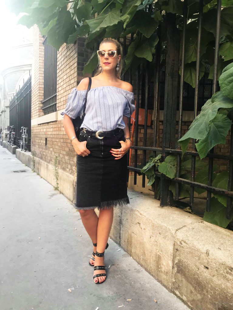 look, lolita, top bardot, off shoulders look, epaule d&nudée look, tenue du jour, inspiration mode, tenue été 2018, look soirée entre amis été, tenue été, jupe en jean noir, top à carreaux, sandales oeillets, sac à dos femme, vintage, retro, seconde main, pieds de poule, vichy, ninetees, blog mode, blogueuse mode