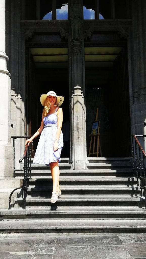 Bruxelles, look, robe vichy, robe smockée, chapeau message, capeline écritures, under the sun, sandales argent, look girly, tenue du jour, ootd, outfit bruxelles, pinup, rockabilly, blog mode, blogueuse mode