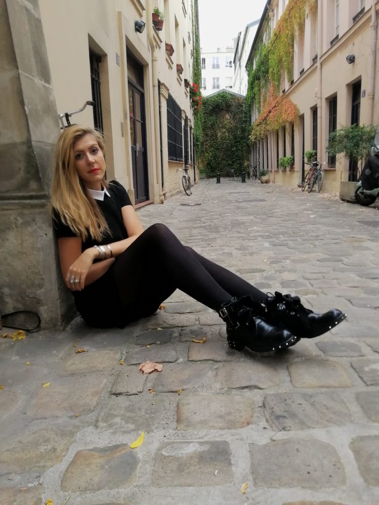 look rock, rock'nchic, robe mercredi adam, robe noir col blanc, bottines rock, bottines clous, tenue rock, perfecto cuir, blouson motard, outfit of the day, idée look mi saison, blog mode, blogueuse mode, missglamazone