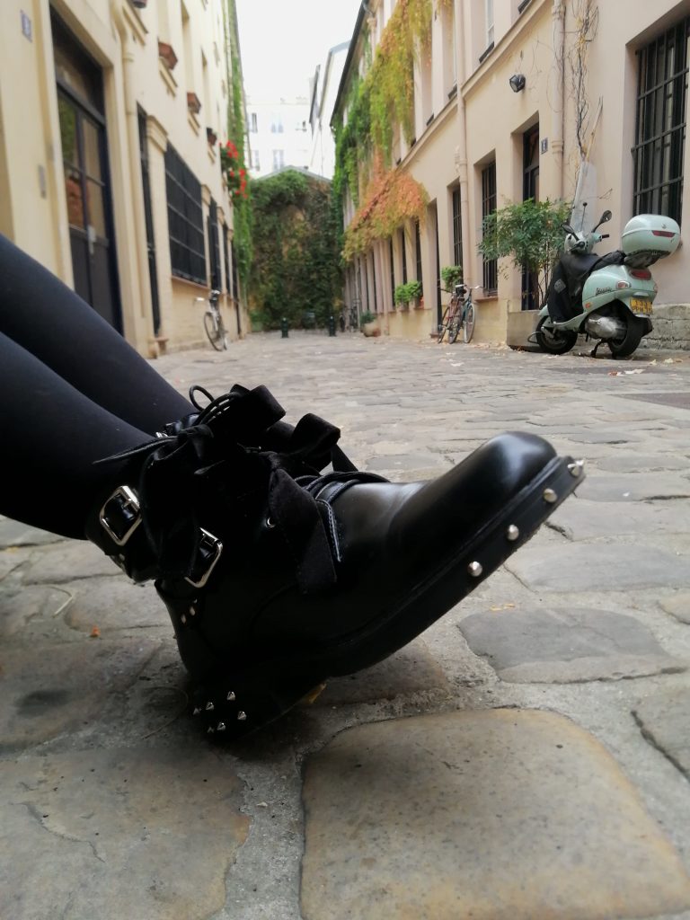 look rock, rock'nchic, robe mercredi adam, robe noir col blanc, bottines rock, bottines clous, tenue rock, perfecto cuir, blouson motard, outfit of the day, idée look mi saison, blog mode, blogueuse mode, missglamazone