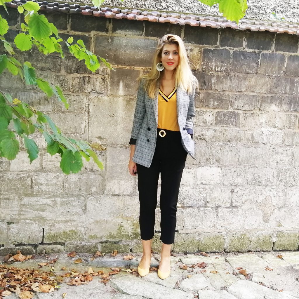 ootd, ootn, look automne, look preppy, tenue moutarde, top à bandes, escarpins jaune, blazer carreau, veste à carreaux, look mi saison, tenue d'automne, blog mode, blogueuse mode