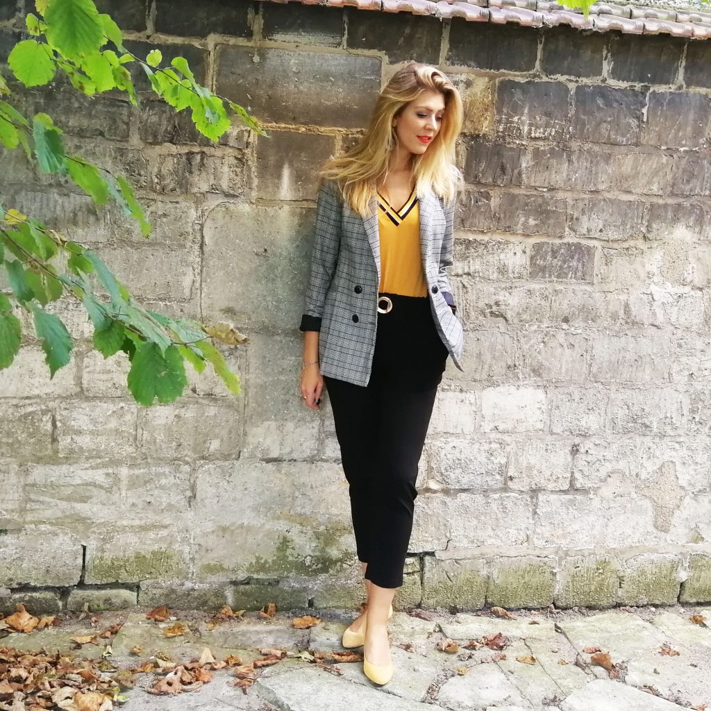 ootd, ootn, look automne, look preppy, tenue moutarde, top à bandes, escarpins jaune, blazer carreau, veste à carreaux, look mi saison, tenue d'automne, blog mode, blogueuse mode