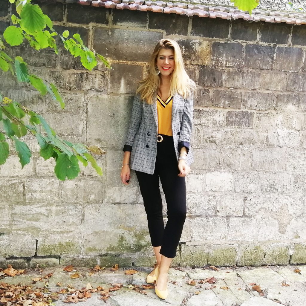 ootd, ootn, look automne, look preppy, tenue moutarde, top à bandes, escarpins jaune, blazer carreau, veste à carreaux, look mi saison, tenue d'automne, blog mode, blogueuse mode