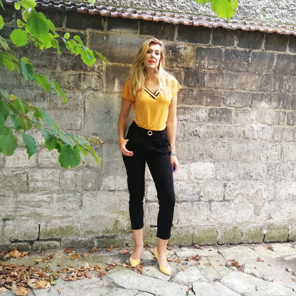 ootd, ootn, look automne, look preppy, tenue moutarde, top à bandes, escarpins jaune, blazer carreau, veste à carreaux, look mi saison, tenue d'automne, blog mode, blogueuse mode