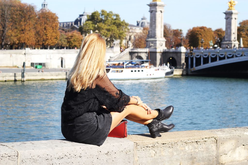 look, ootd, ootn, indian summer, look mi saison, tenue all black, look noir, top boheme, jupe jean boutonnée, santiags, look rock, look boho, gypset, bohochic, blog mode, blogueuse mode, paris