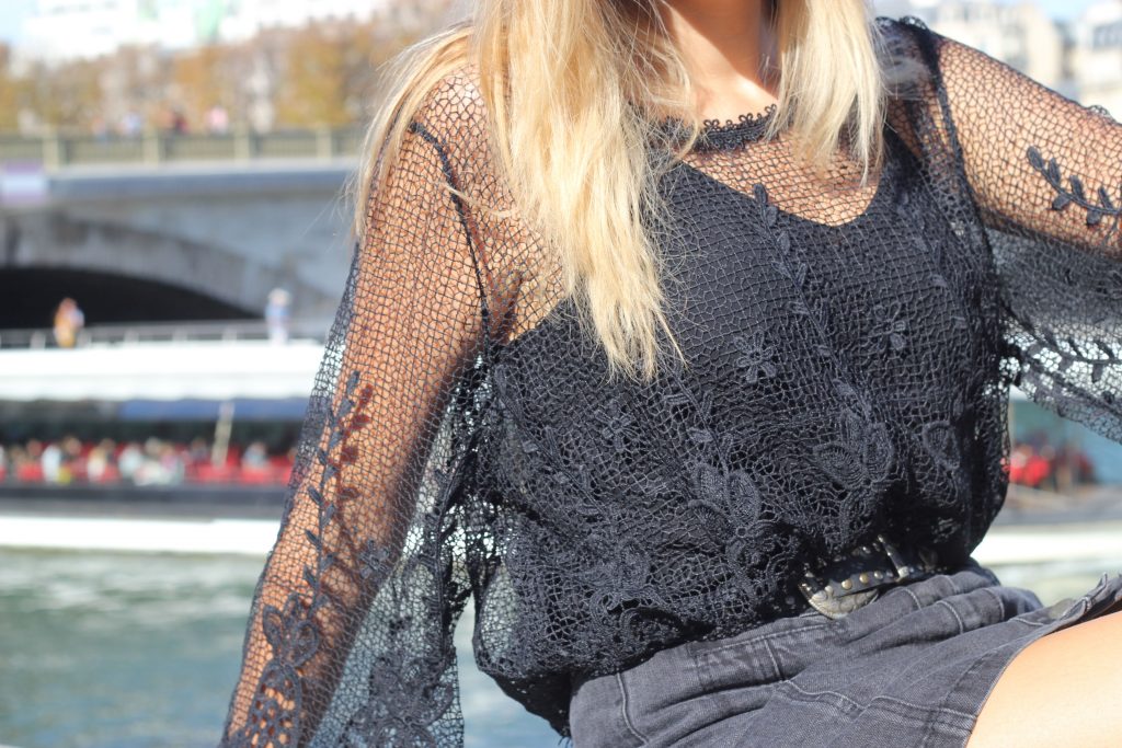 look, ootd, ootn, indian summer, look mi saison, tenue all black, look noir, top boheme, jupe jean boutonnée, santiags, look rock, look boho, gypset, bohochic, blog mode, blogueuse mode, paris