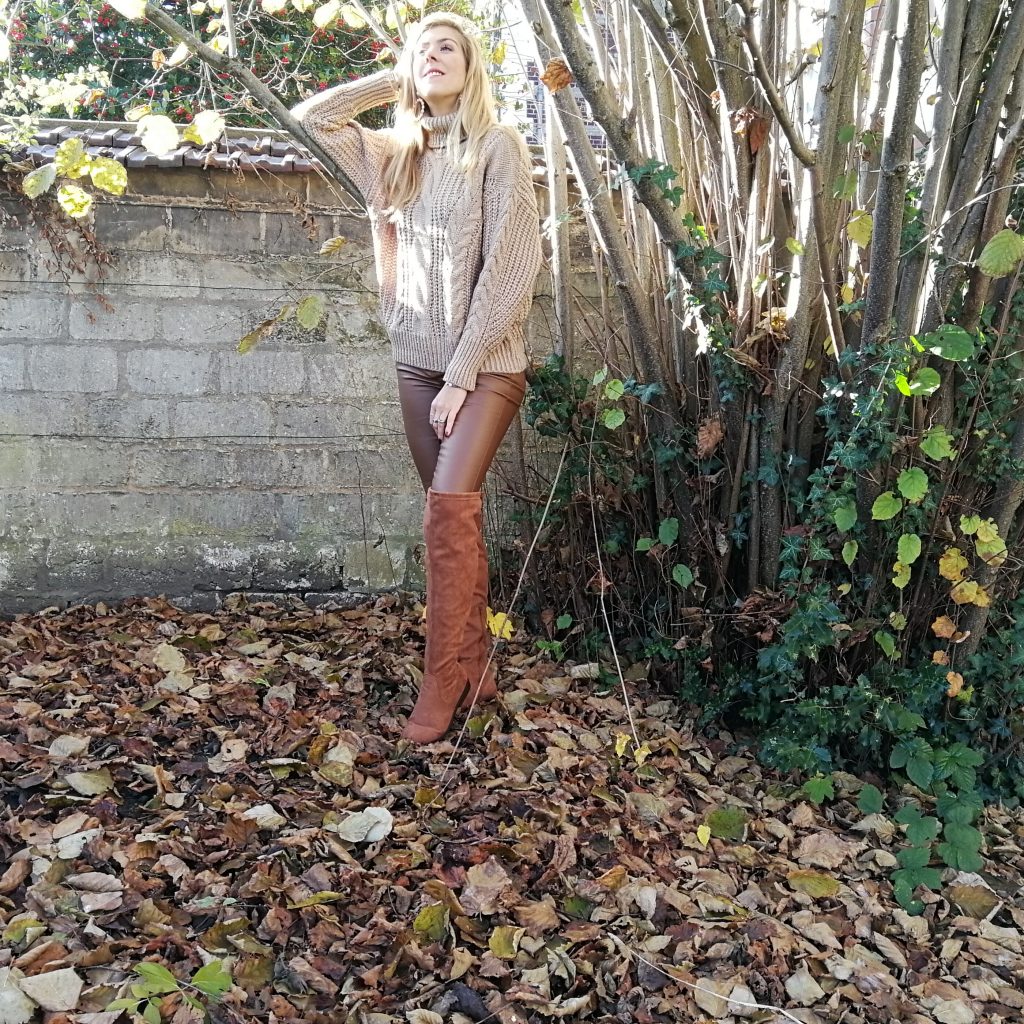 look automne, tenue beige, slim enduit, cuir camel, cuissardes camel, pull irlandais, boucles d'oreilles perles, tenue hiver, look foret, shooting nature