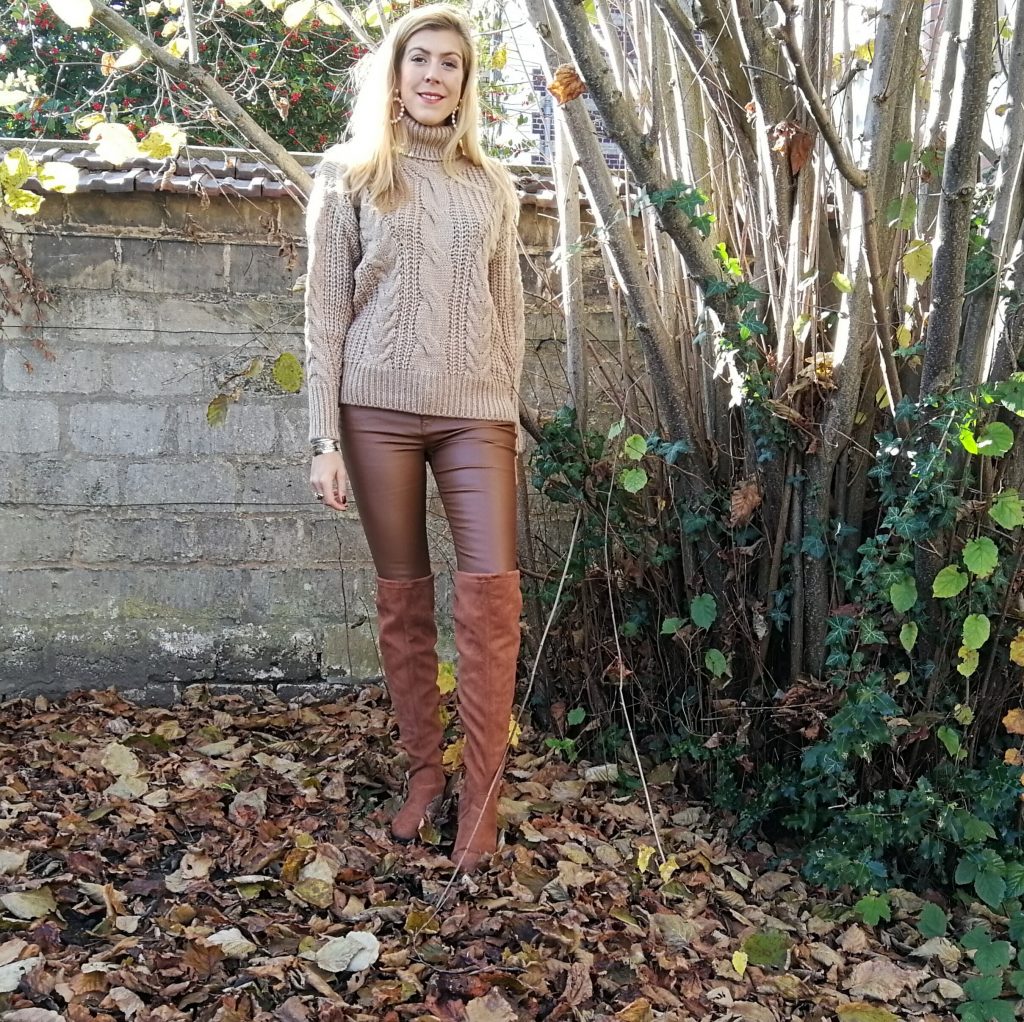 look automne, tenue beige, slim enduit, cuir camel, cuissardes camel, pull irlandais, boucles d'oreilles perles, tenue hiver, look foret, shooting nature