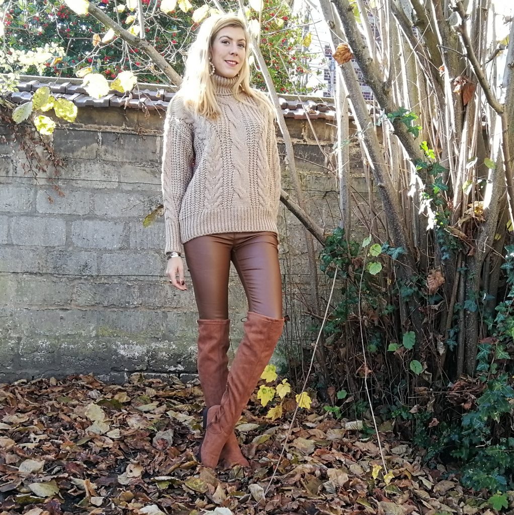 look automne, tenue beige, slim enduit, cuir camel, cuissardes camel, pull irlandais, boucles d'oreilles perles, tenue hiver, look foret, shooting nature