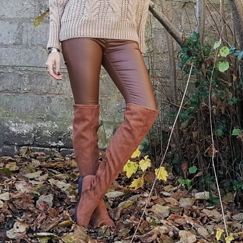 look automne, tenue beige, slim enduit, cuir camel, cuissardes camel, pull irlandais, boucles d'oreilles perles, tenue hiver, look foret, shooting nature