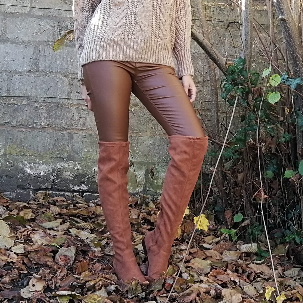 look automne, tenue beige, slim enduit, cuir camel, cuissardes camel, pull irlandais, boucles d'oreilles perles, tenue hiver, look foret, shooting nature