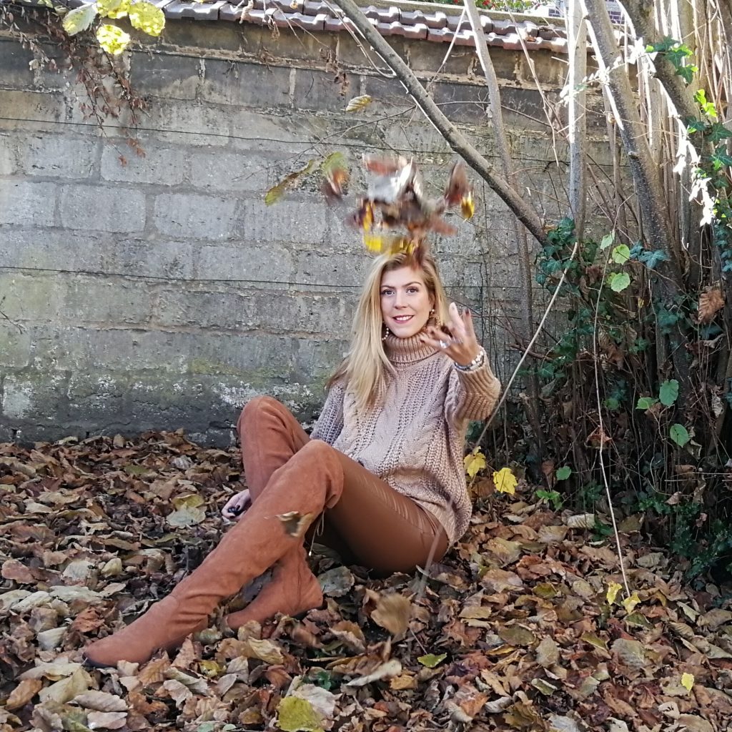 look automne, tenue beige, slim enduit, cuir camel, cuissardes camel, pull irlandais, boucles d'oreilles perles, tenue hiver, look foret, shooting nature