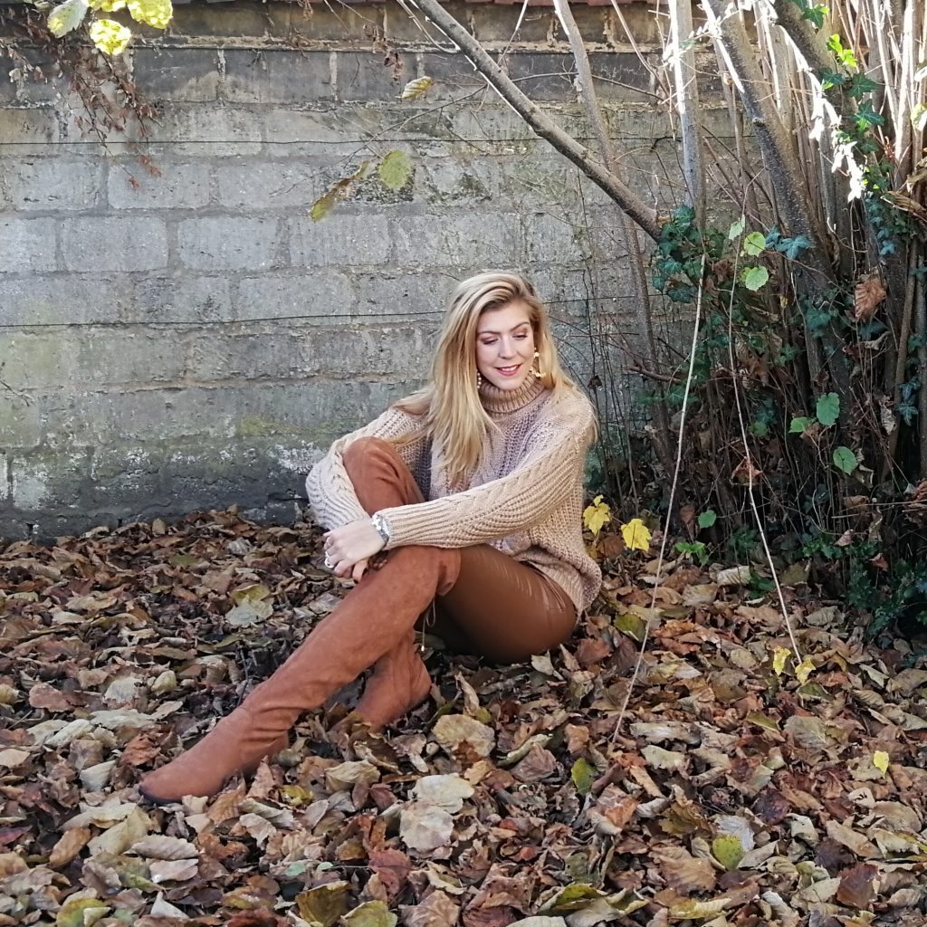 look automne, tenue beige, slim enduit, cuir camel, cuissardes camel, pull irlandais, boucles d'oreilles perles, tenue hiver, look foret, shooting nature