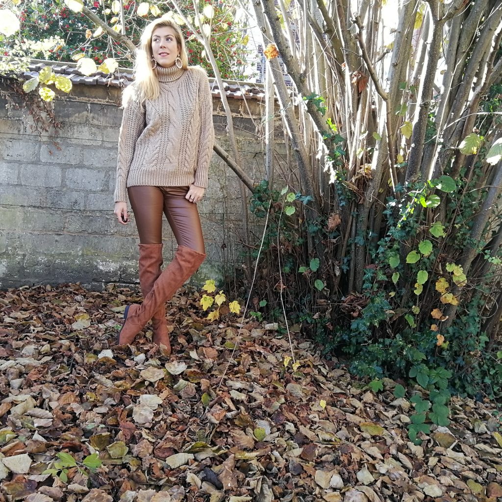 look automne, tenue beige, slim enduit, cuir camel, cuissardes camel, pull irlandais, boucles d'oreilles perles, tenue hiver, look foret, shooting nature