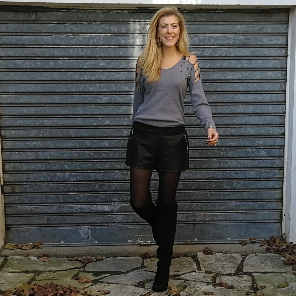 Look, ootd, cuissardes, short cuir, top épaules dénudées, look rock, short cuir look, tenue cuissardes, idée look cuissardes, look hiver, blog mode, blogueuse mode, paris 