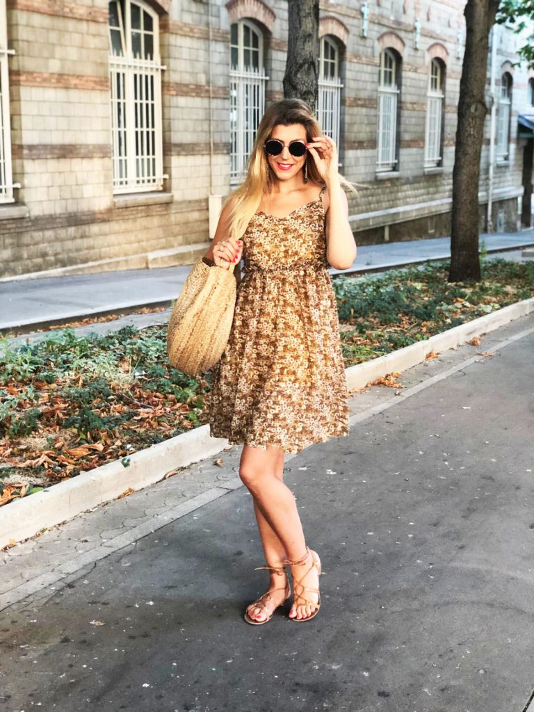 outfit, look du jour, tenue du jour, look canicule, look d'été, tendance été 2019, robe fleurie, robe liberty, robe dos nu, sac raphia, lunettes rondes, boucles d'oreiles labradorite, spartiates, look boho, look boheme, blog mode Paris, blogueuse mode