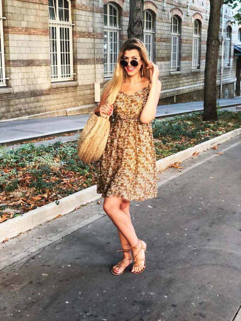 outfit, look du jour, tenue du jour, look canicule, look d'été, tendance été 2019, robe fleurie, robe liberty, robe dos nu, sac raphia, lunettes rondes, boucles d'oreiles labradorite, spartiates, look boho, look boheme, blog mode Paris, blogueuse mode