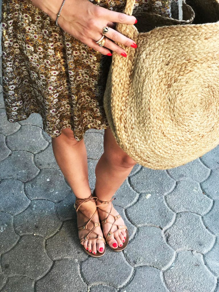 outfit, look du jour, tenue du jour, look canicule, look d'été, tendance été 2019, robe fleurie, robe liberty, robe dos nu, sac raphia, lunettes rondes, boucles d'oreiles labradorite, spartiates, look boho, look boheme, blog mode Paris, blogueuse mode